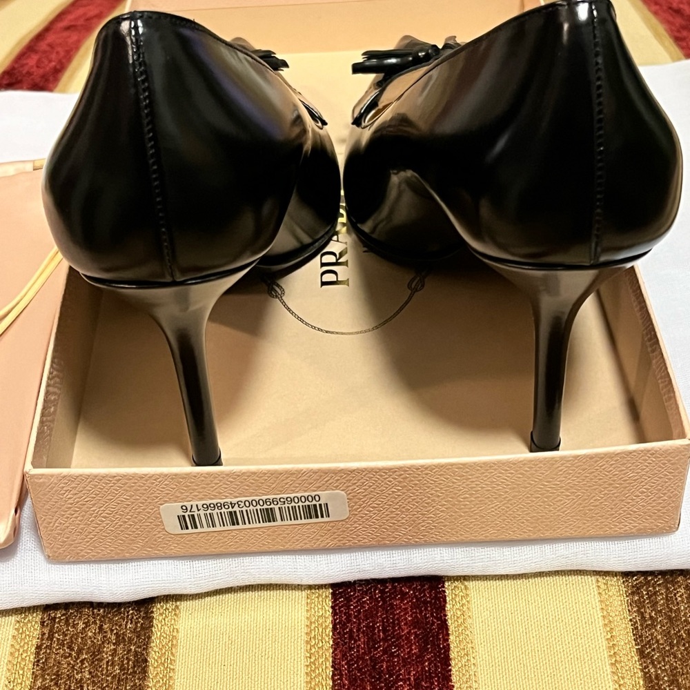 PRADA NIB AUTHENTIC VINTAGE BLACK GENUINE PATENT LEATHER PUMPS WITH TASSELS - Picture 13 of 17